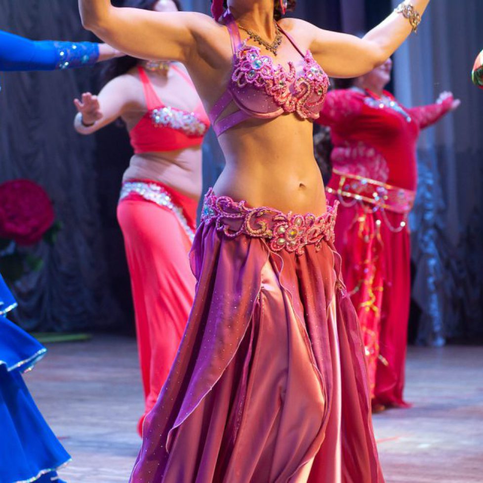Lebanese belly dancing. The origins, traditions, popular performers