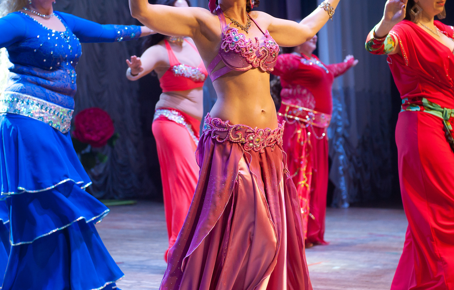 Lebanese belly dancing. The origins, traditions, popular performers